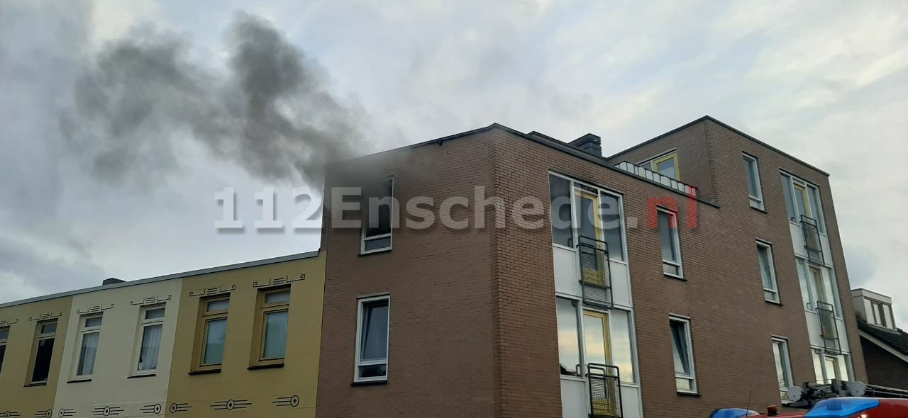 VIDEO: Appartement onbewoonbaar na brand in Enschede