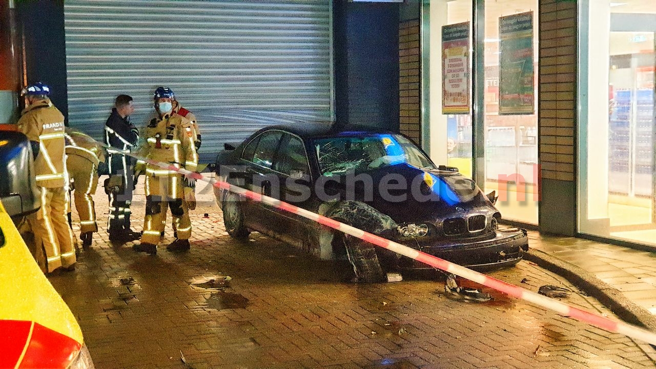 UPDATE (foto): Auto rijdt dwars door magazijn Lidl Enschede