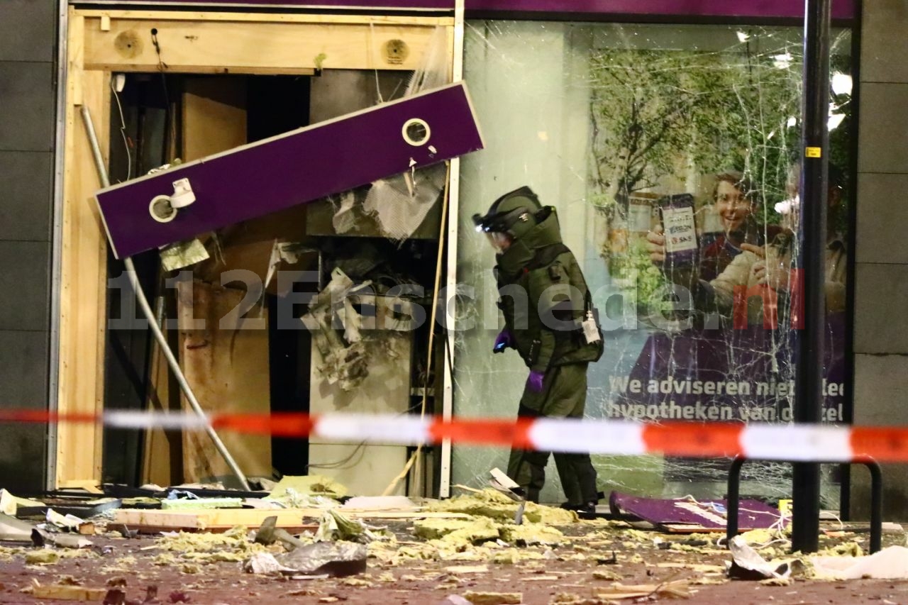 UPDATE: Pinautomaat volledig uit gevel geblazen bij plofkraak Enschede, politie zoekt daders en getuigen