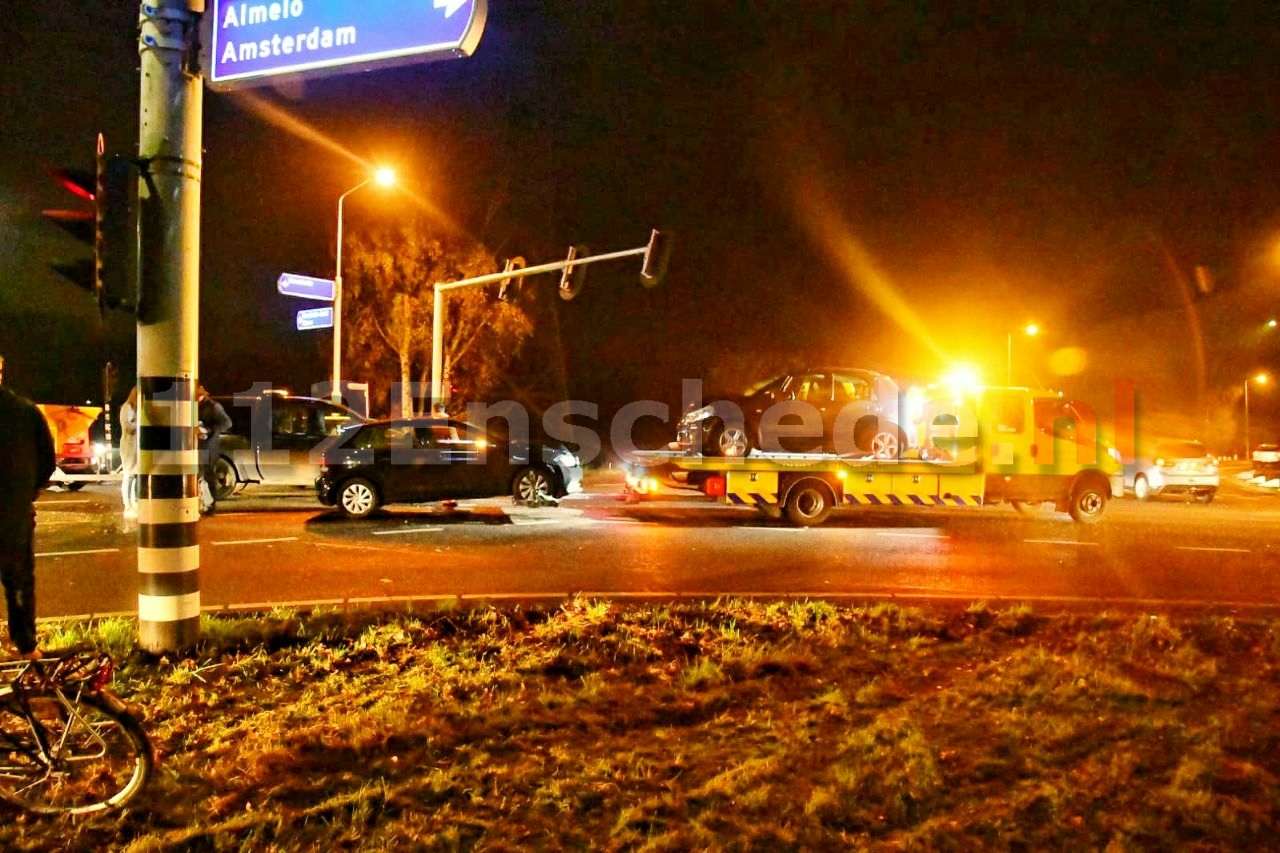 Auto’s total loss bij aanrijding in Enschede