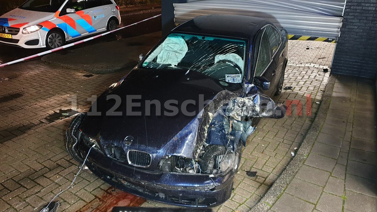 VIDEO: Auto rijdt dwars door magazijn Lidl Enschede