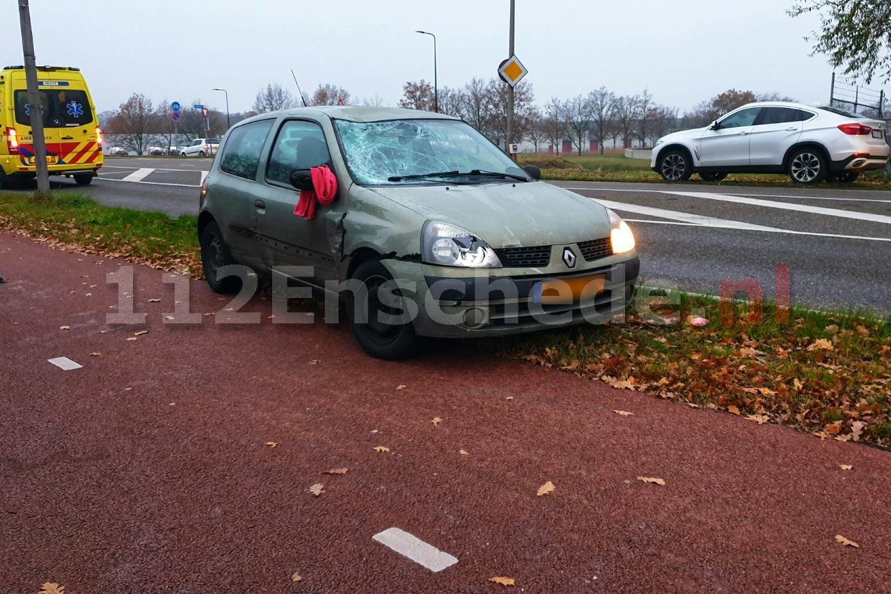 Gewonde bij aanrijding tussen fietsster en auto; auto total loss