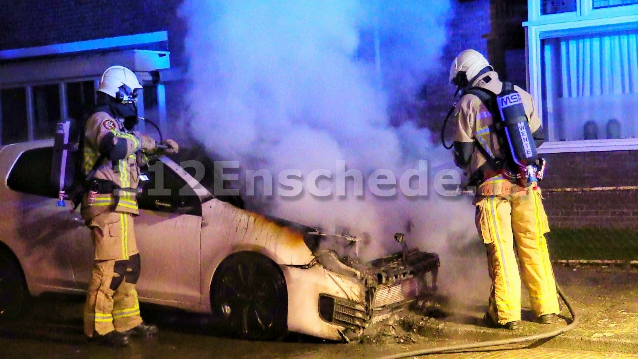 VIDEO: Opnieuw auto in Enschede verwoest door brand