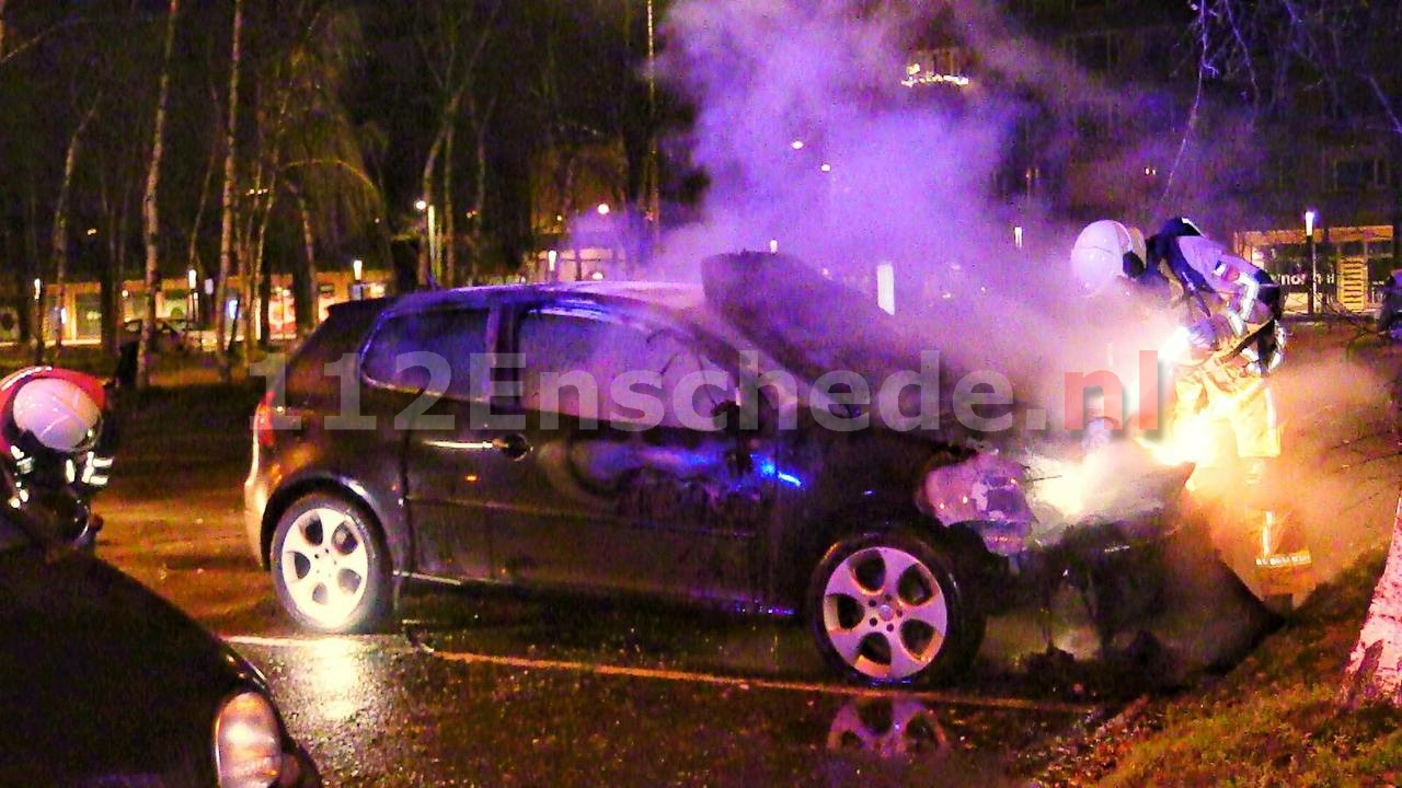 VIDEO: Geparkeerde auto gaat in vlammen op in Enschede