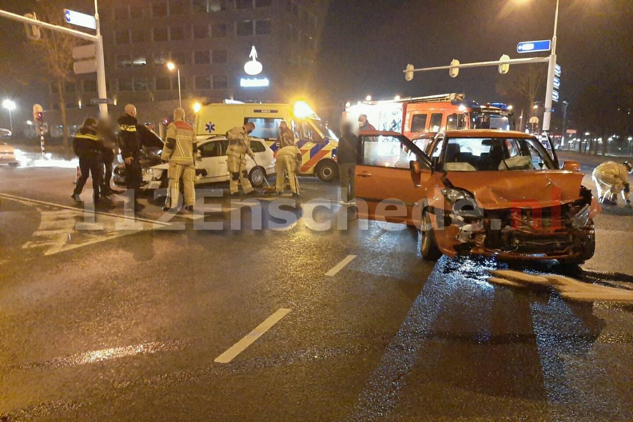 Auto’s total loss bij aanrijding Zuiderval Enschede