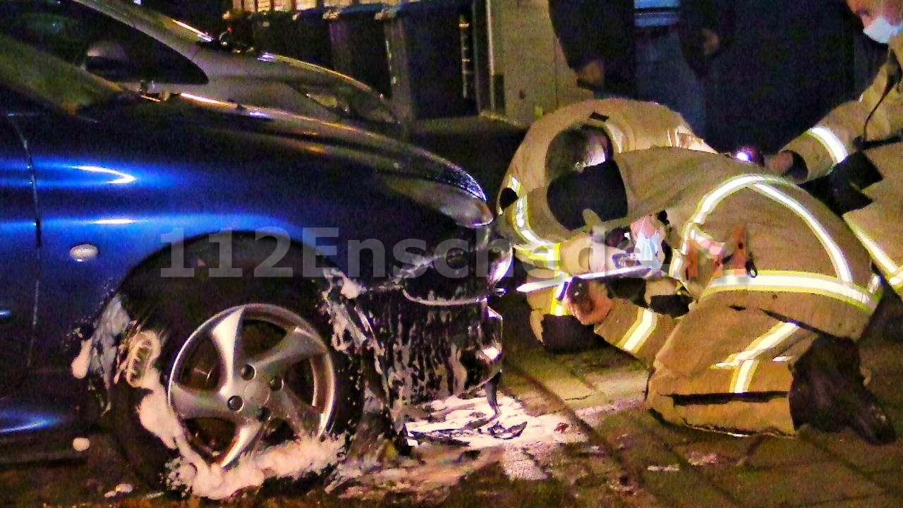 Auto in brand door vuurwerk in Enschede