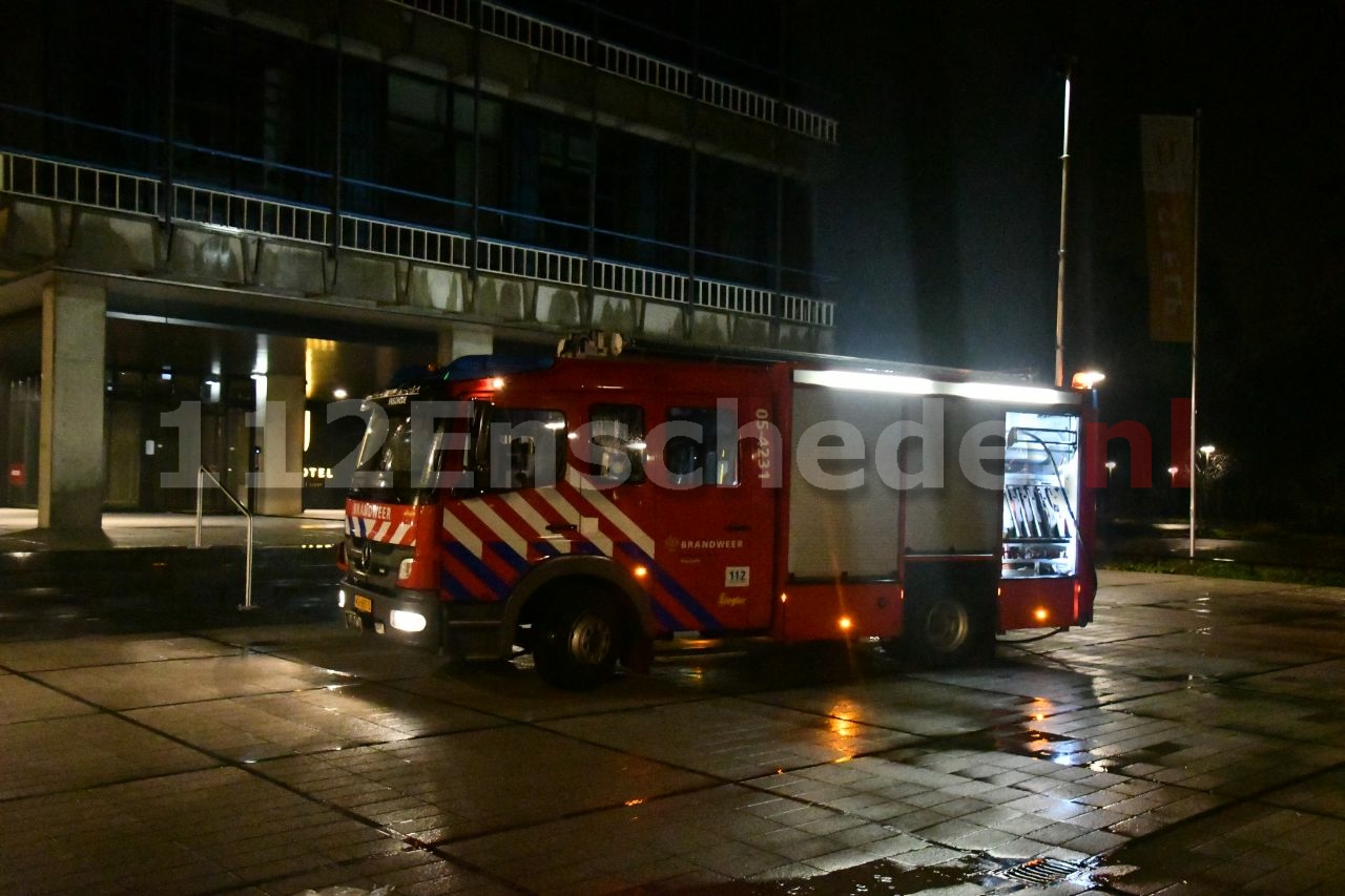 Brand in keuken van hotel op de UT in Enschede, studenten naar buiten