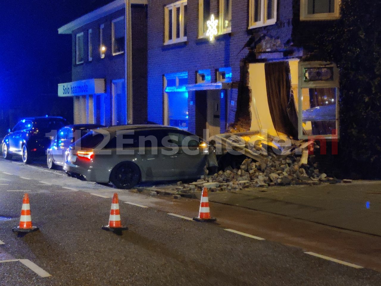 FOTO: Auto rijdt woning binnen in Enschede