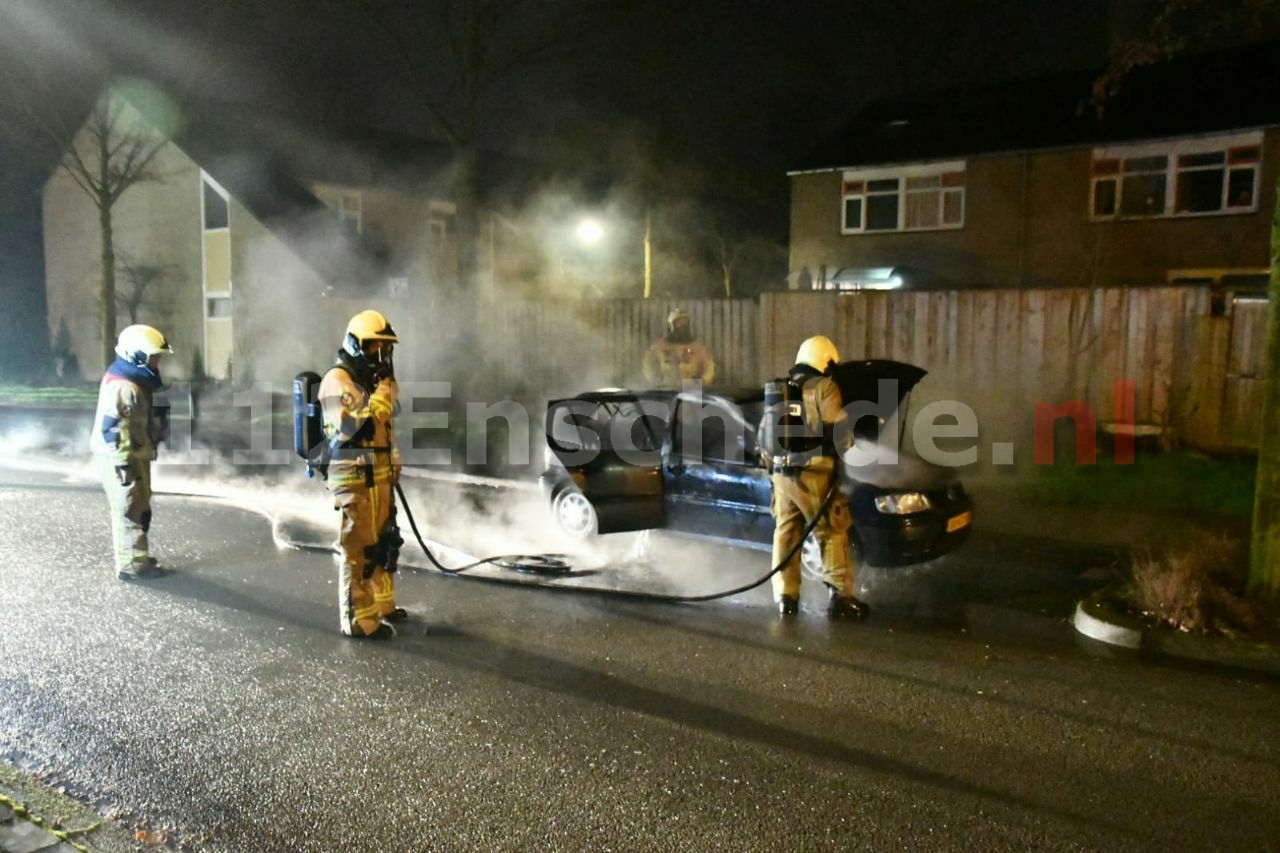 Auto verwoest door brand in Glanerbrug