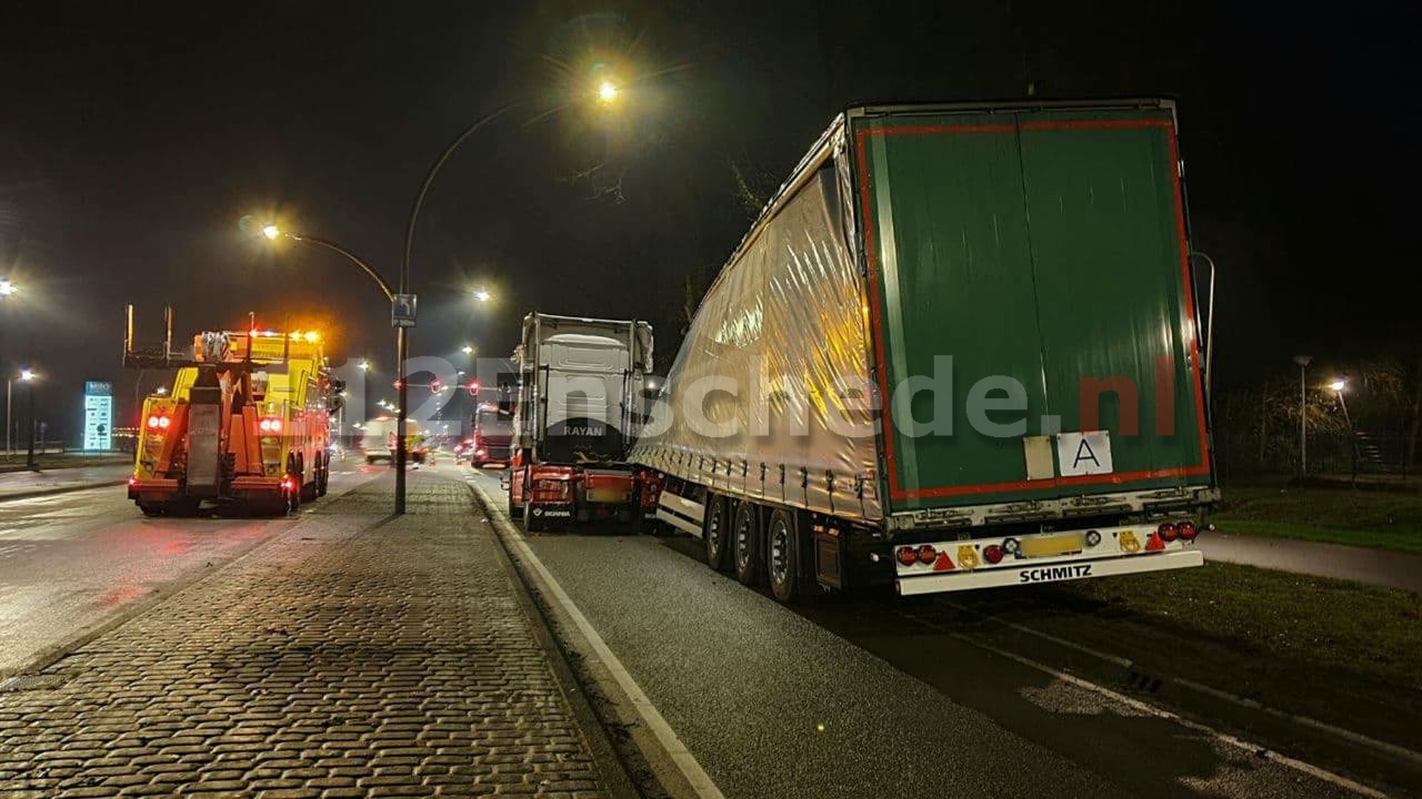 Trailer knapt van vrachtwagen, Gronausestraat tijdelijk afgesloten