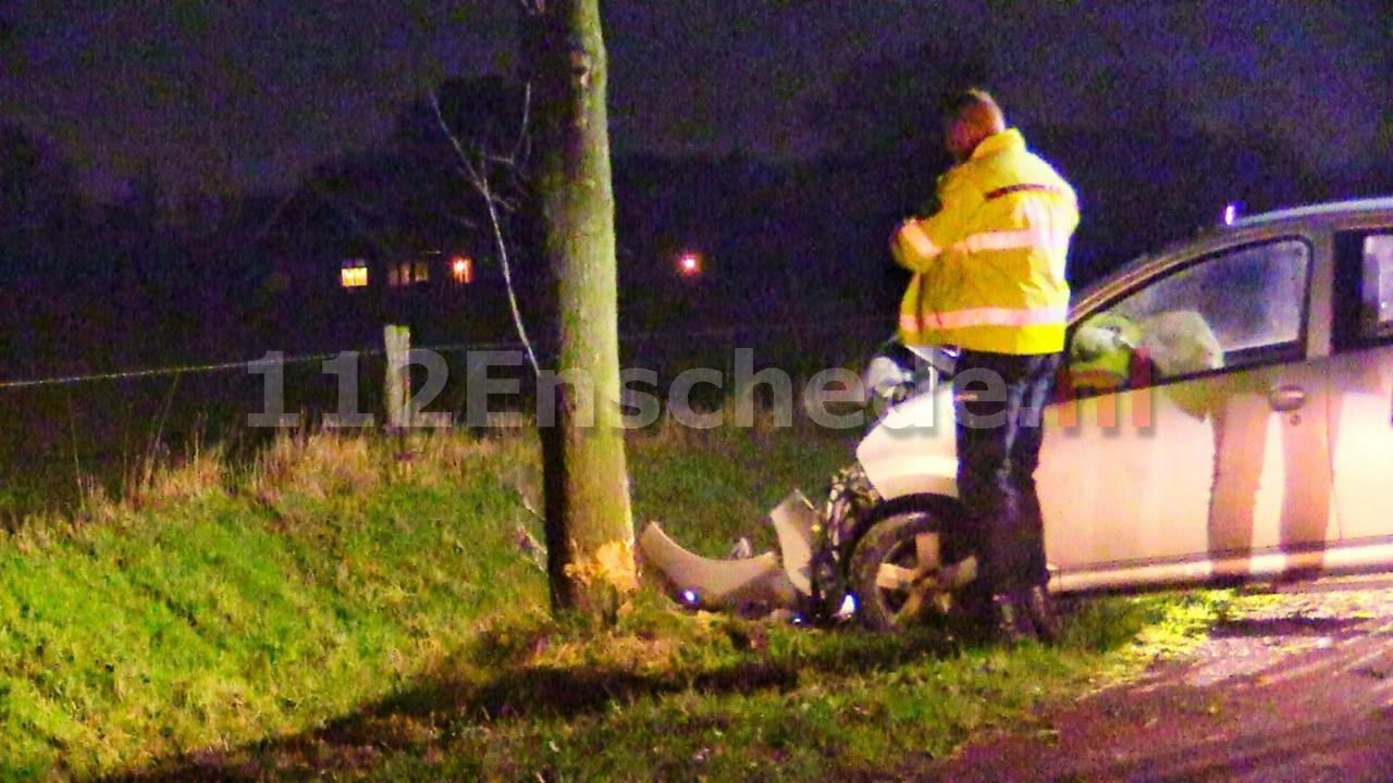 Automobiliste botst frontaal op boom in Enschede