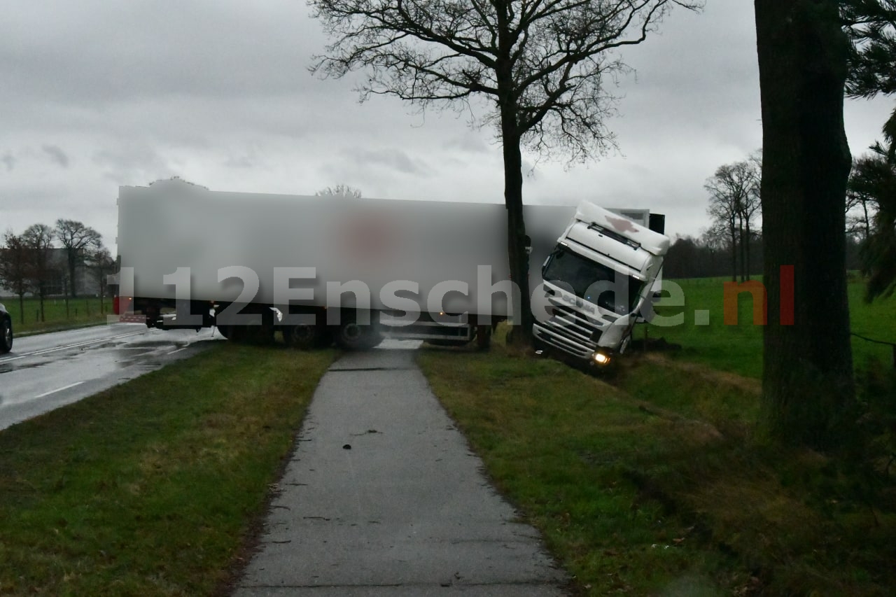 Vrachtwagen raakt weg op de oude N18 bij Haaksbergen