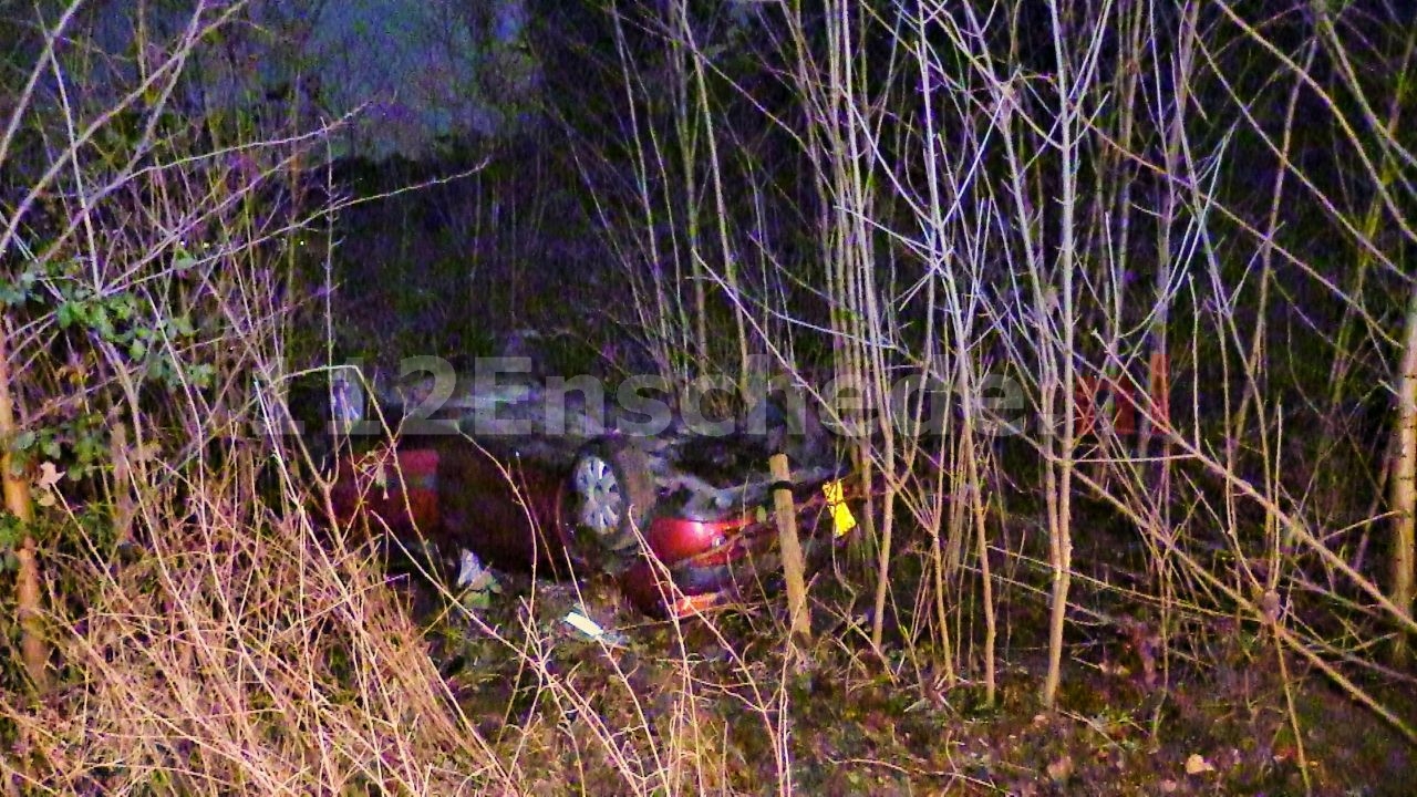 Moeder en kind met auto over de kop