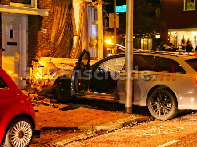 VIDEO: Auto rijdt woning binnen in Ensched; 18-jarige bestuurder aangehouden