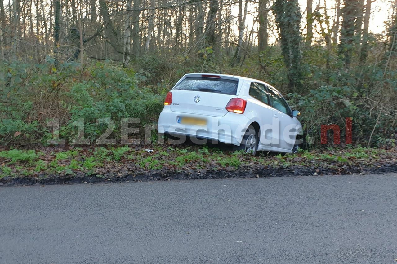 Auto raakt van de weg in Glanerbrug