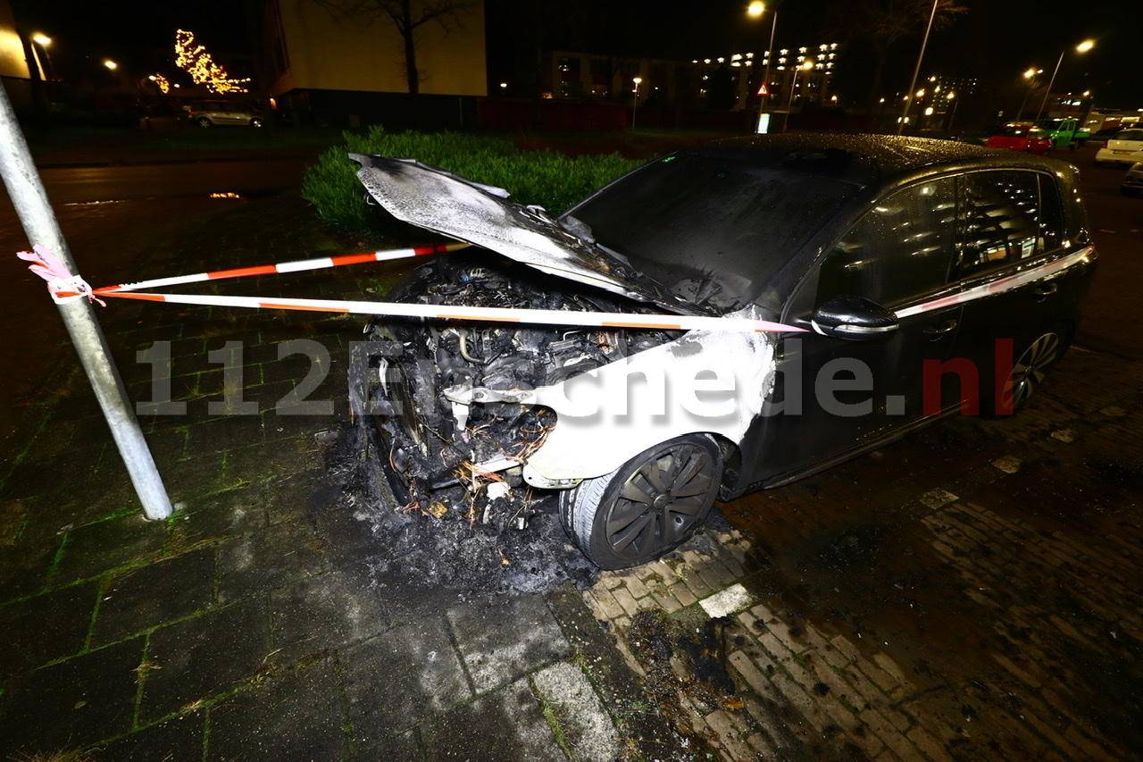 Geparkeerde auto verwoest door brand in Enschede