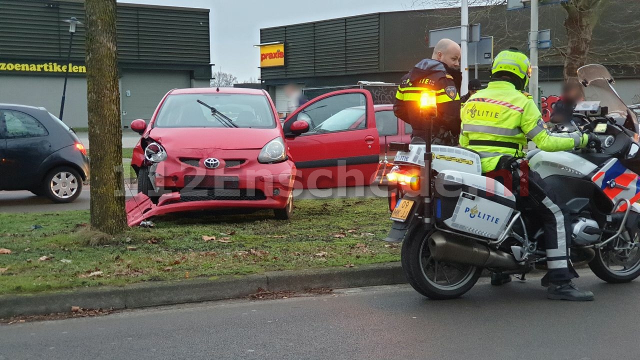 Auto tegen boom in Enschede