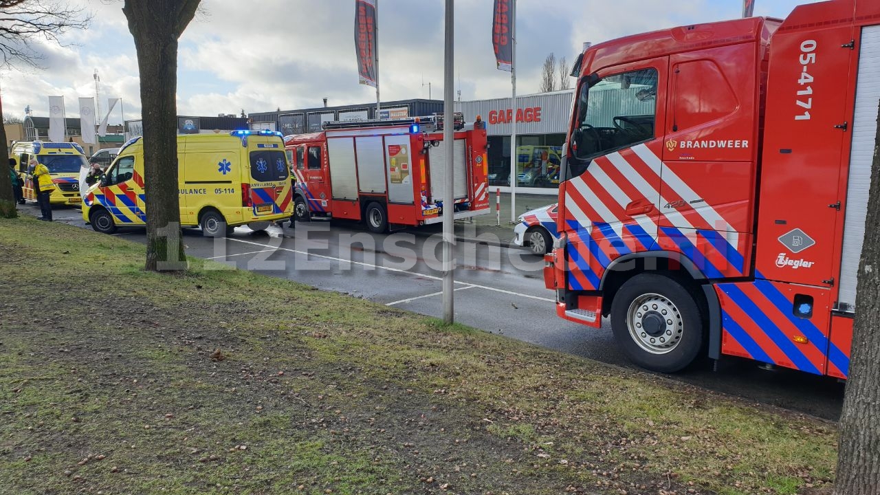 Auto raakt van de weg in Enschede: bestuurder met spoed naar ziekenhuis