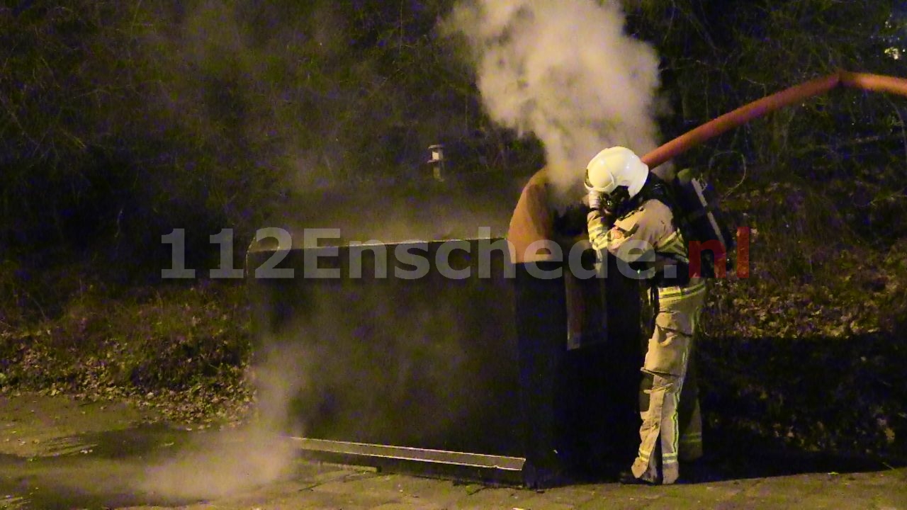 Hulpdiensten in Enschede druk met containerbranden tijdens eerste avondklok