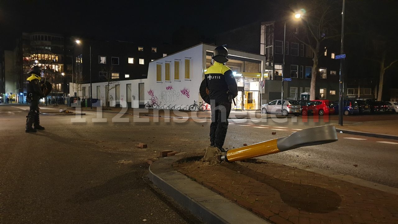 UPDATE: ME ingezet bij ongeregeldheden in centrum Enschede; Ziekenhuis MST belaagd door relschoppers