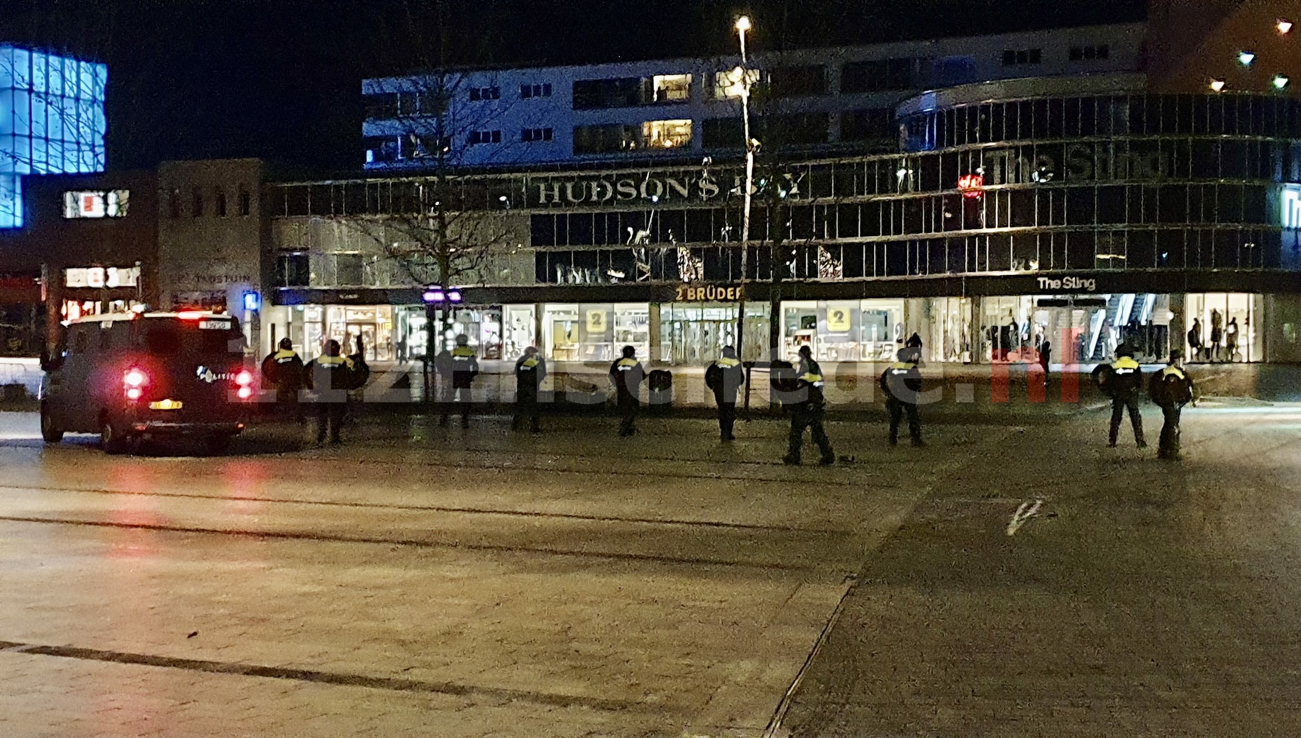 UPDATE: Grimmige sfeer in centrum Enschede; ME ingezet