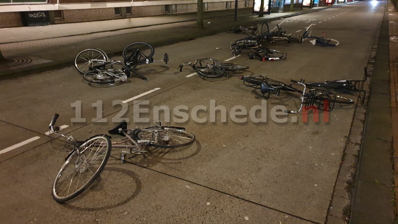 UPDATE: 21 relschoppers aangehouden in Enschede, politie zoekt relschoppers die vernielingen pleegden