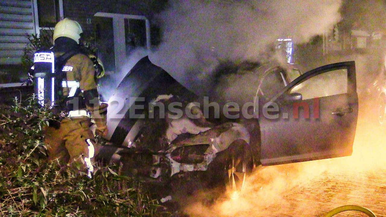 Auto verwoest door brand in Enschede