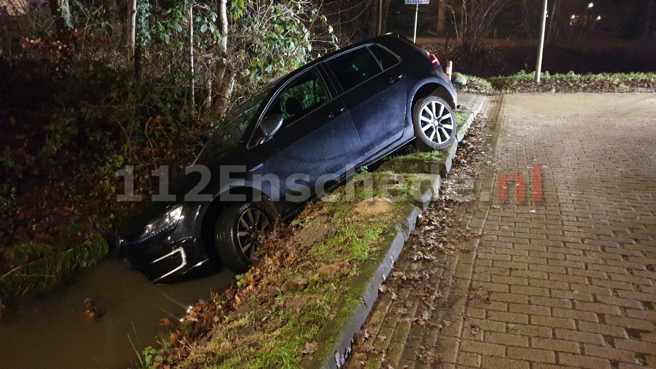 Auto raakt van de weg in woonwijk Enschede