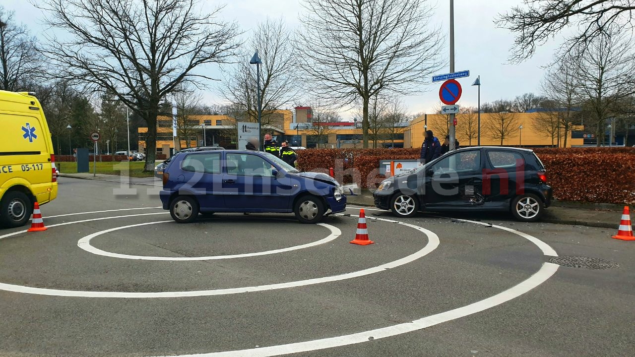 Auto’s botsen in Enschede
