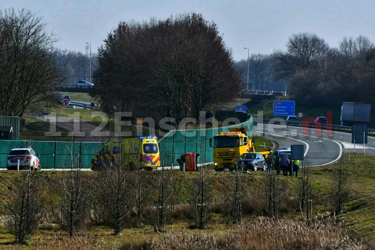 Auto slaat over kop op de A35 bij Enschede-West