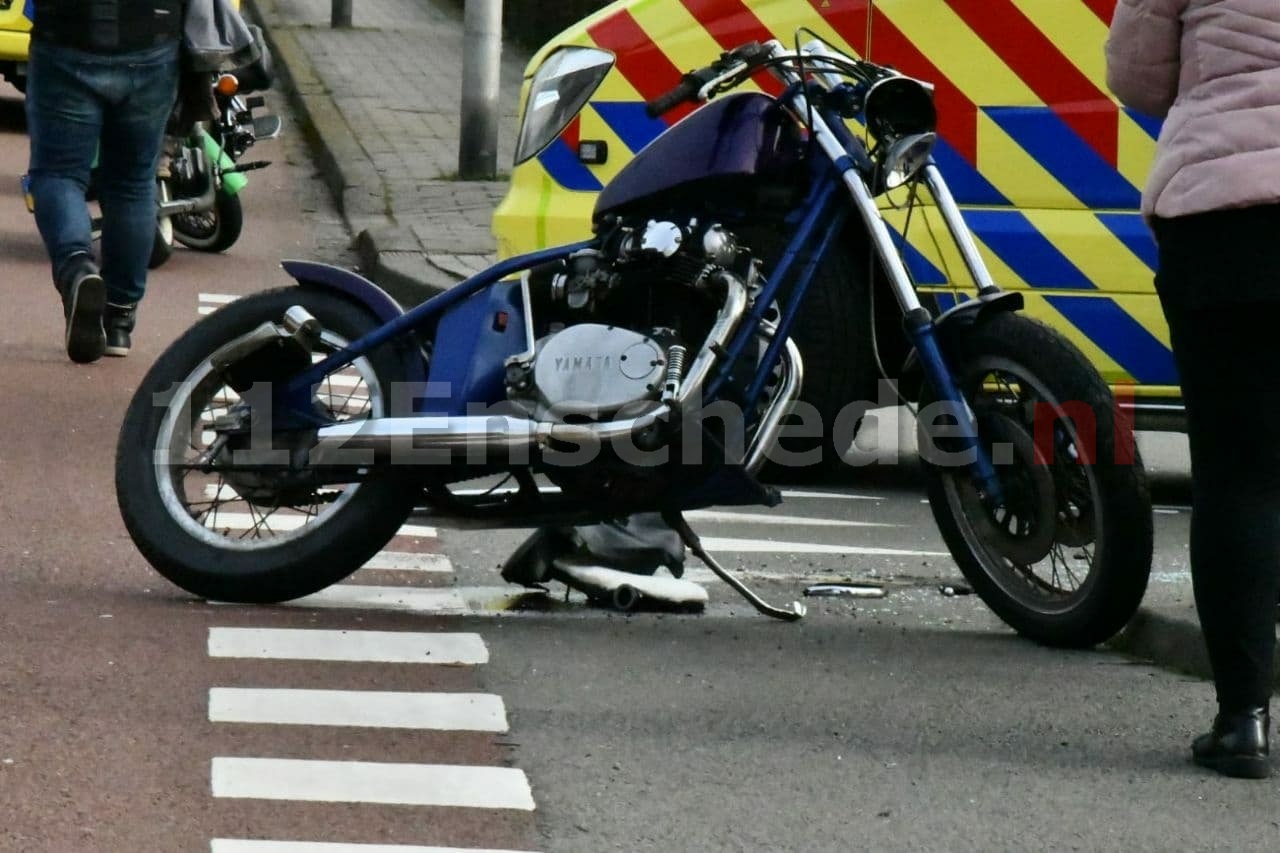 Gewonde bij ongeval tussen auto en motor in Enschede