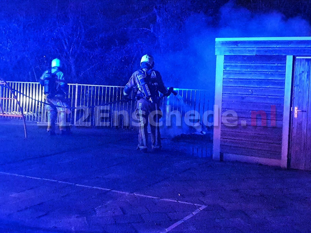 Brandweer blust brand naast bijgebouw in Glanerbrug