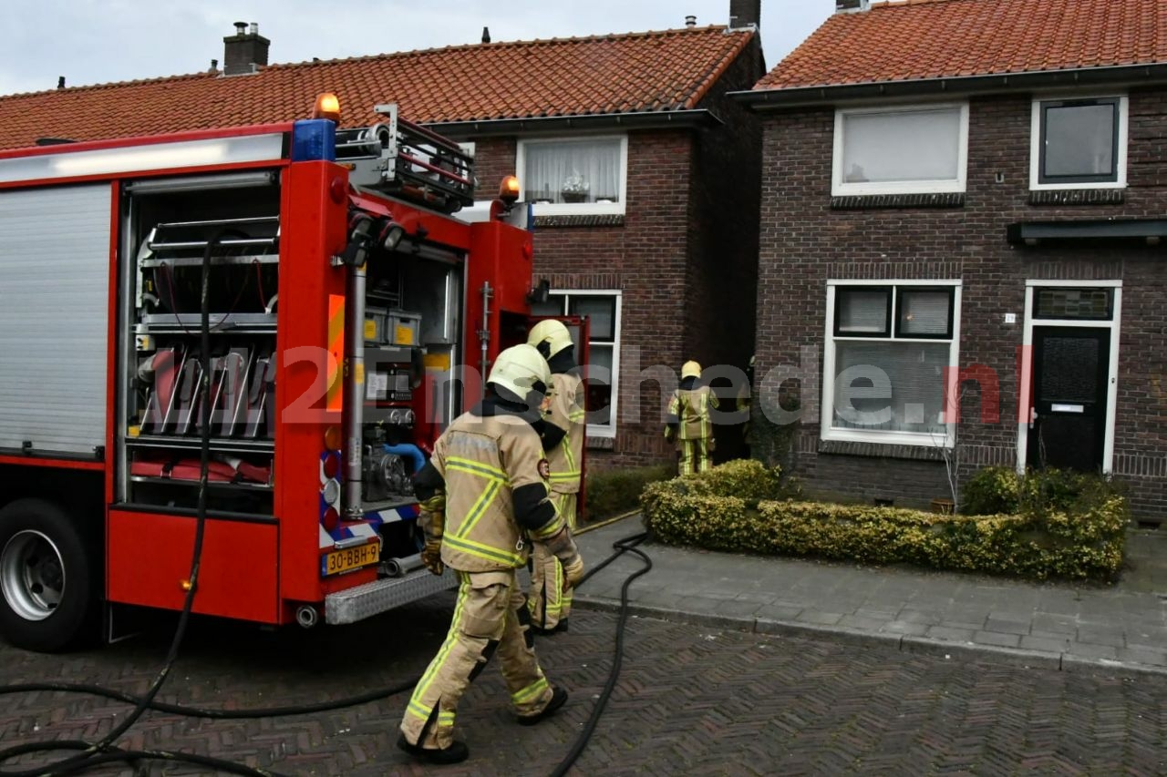 Schuurbrand achter woning Enschede