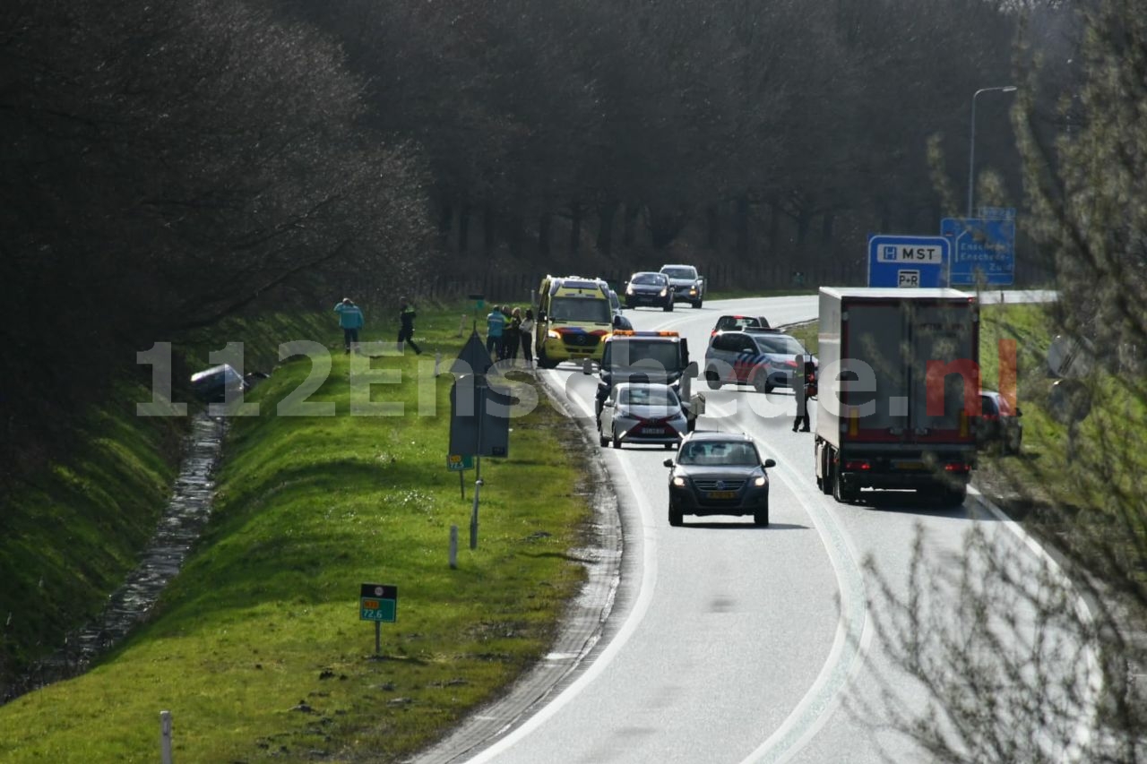 Auto raakt van de weg op de N35 bij Enschede