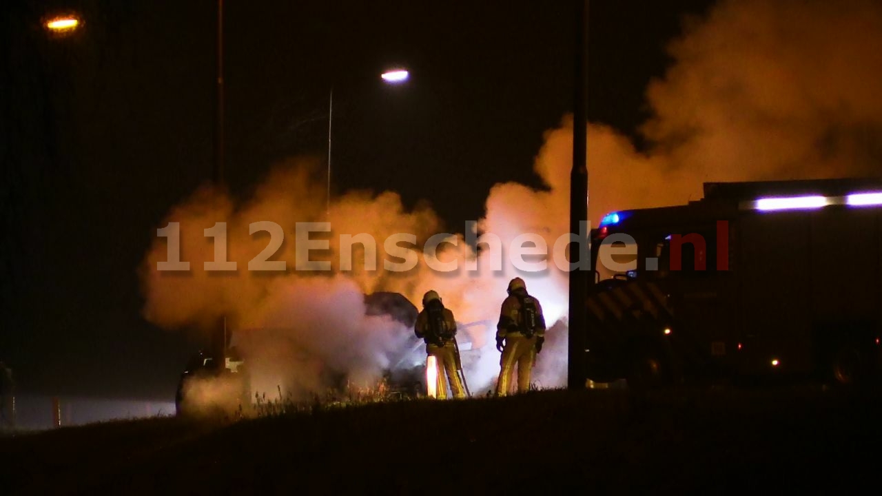 Auto verwoest door brand op de A35 bij Enschede-Zuid