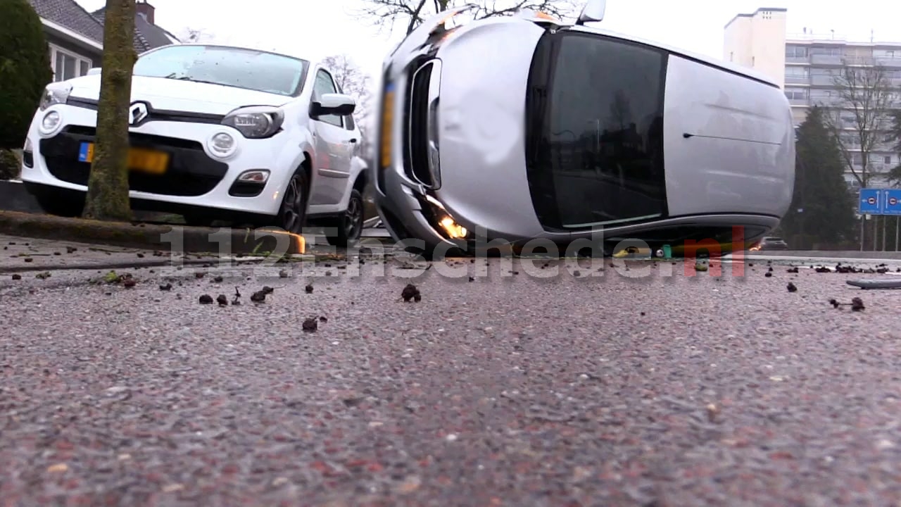 Automobilist ramt geparkeerde auto in Enschede