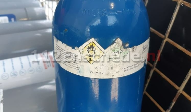 27 flessen lachgas aangetroffen in Enschede