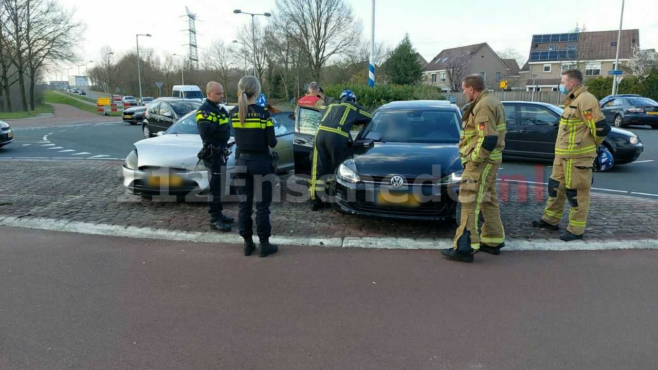Auto’s botsen op de Knalhutteweg in Enschede