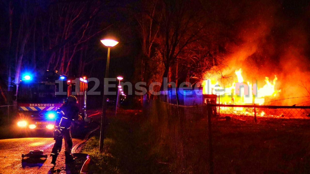 Pand volledig in brand in Enschede
