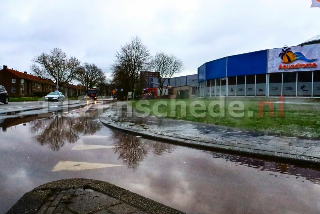 VIDEO: Zwembad in Enschede loopt leeg na geknapte waterleiding