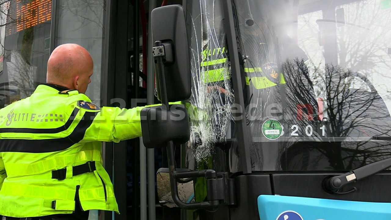 Ernstig ongeval Zuiderval Enschede: voetganger geraakt door bus