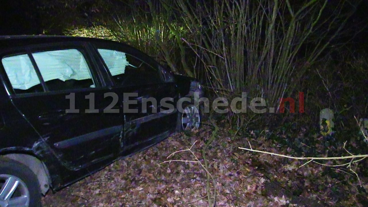 Auto vliegt uit de bocht in Glanerbrug, inzittenden op de vlucht