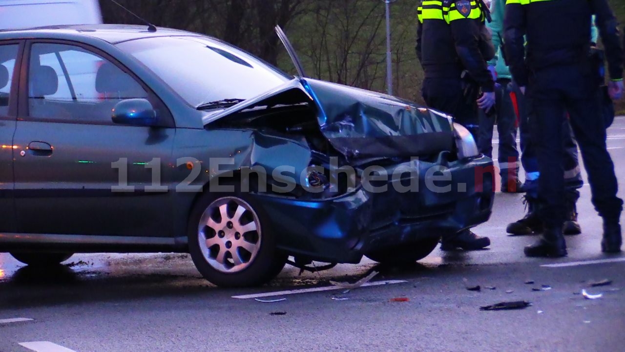 Aanrijding tussen twee auto’s op Afinkstraat Enschede