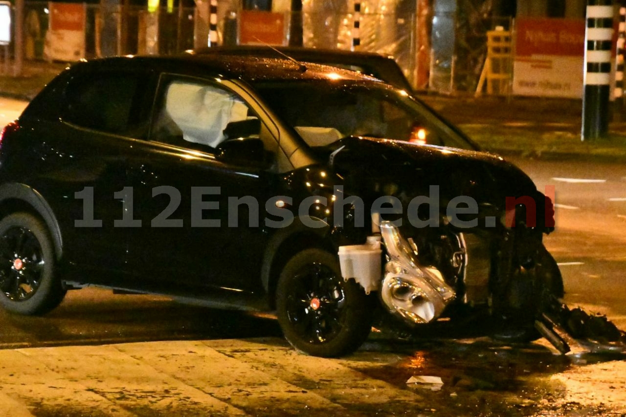 Auto’s total loss na aanrijding op Zuiderval in Enschede