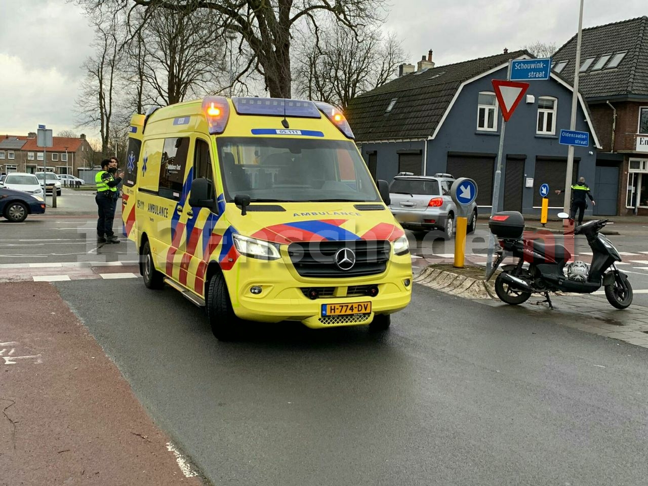 Gewonde bij aanrijding tussen scooter en auto in Enschede