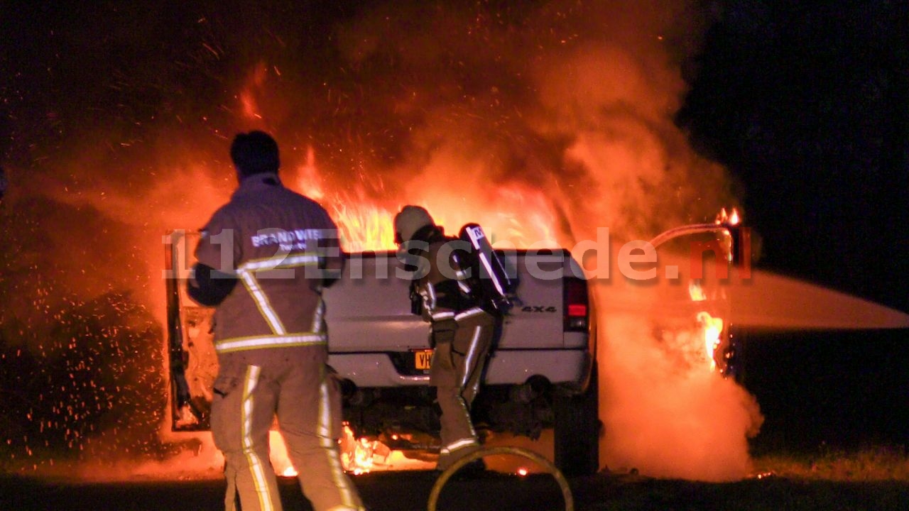VIDEO: Auto volledig in brand op de Hoge Boekel in Enschede