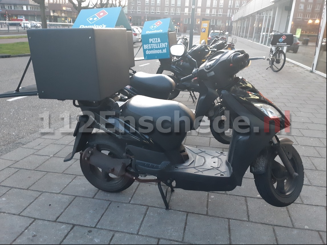 Bezorger bestolen van scooter in Enschede