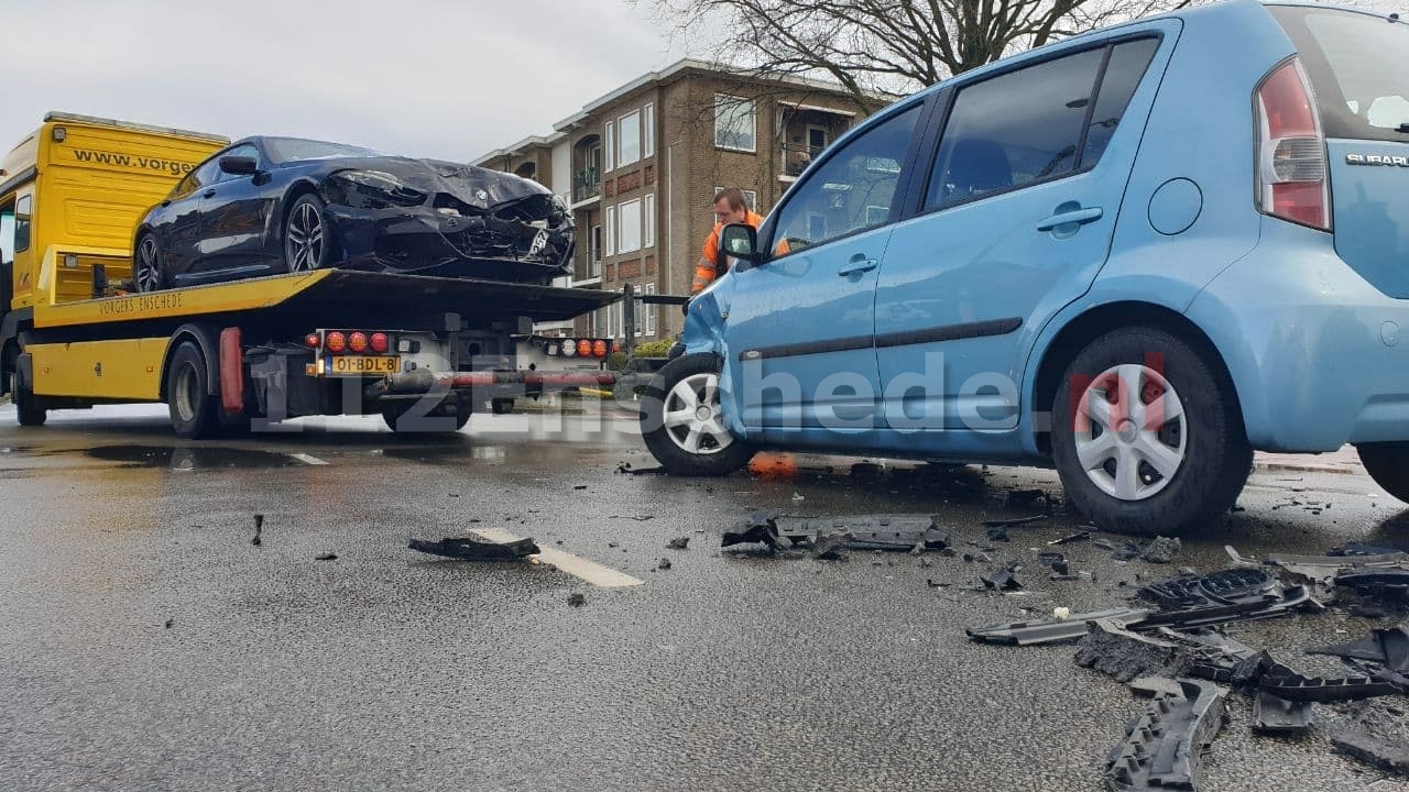 Flinke schade bij aanrijding Varviksingel in Enschede