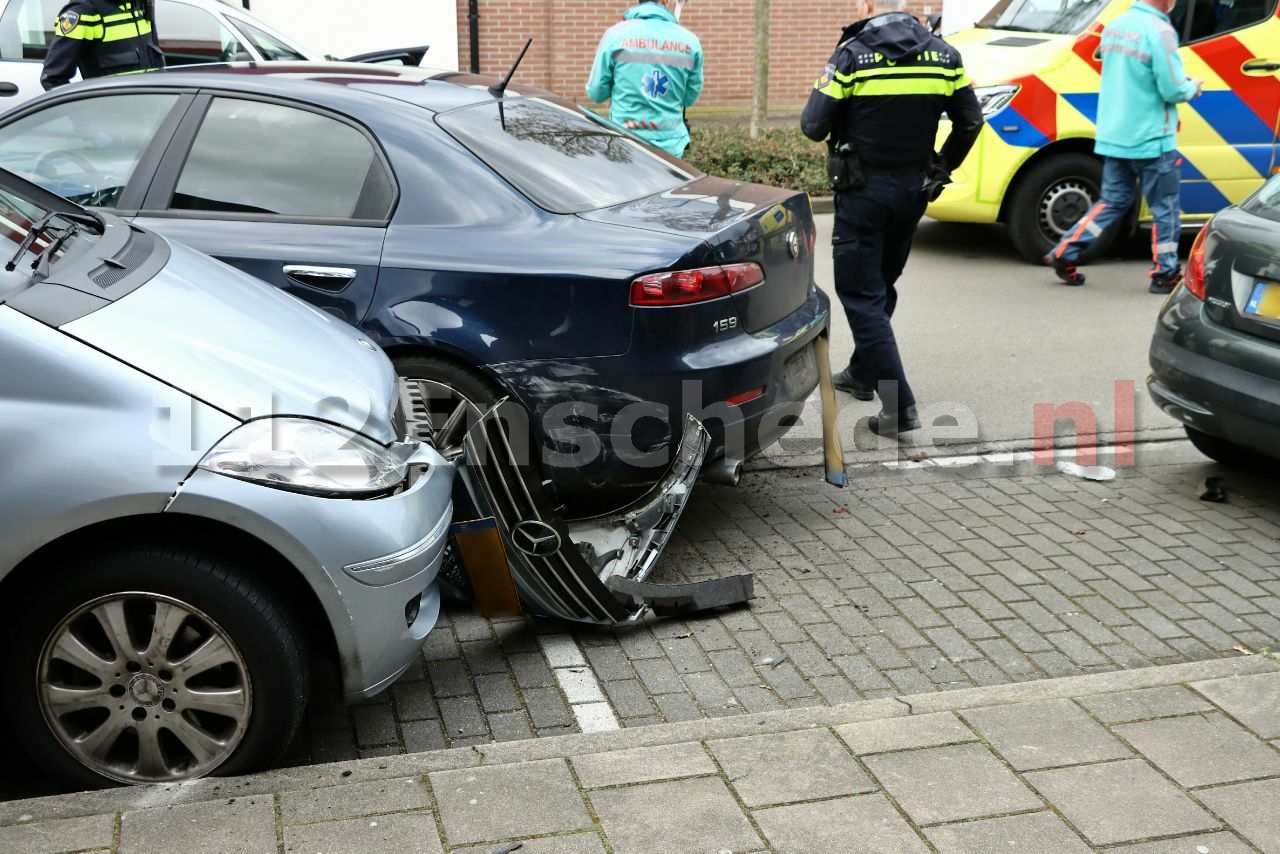 Auto slingert 100 meter weg na aanrijding in woonwijk Enschede, twee geparkeerde auto’s geramd