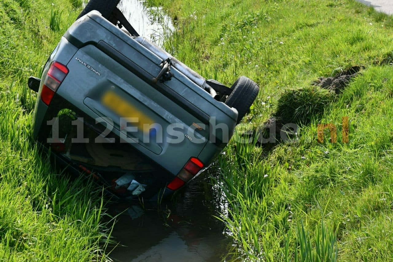 Auto met aanhanger slaat over kop in Enschede